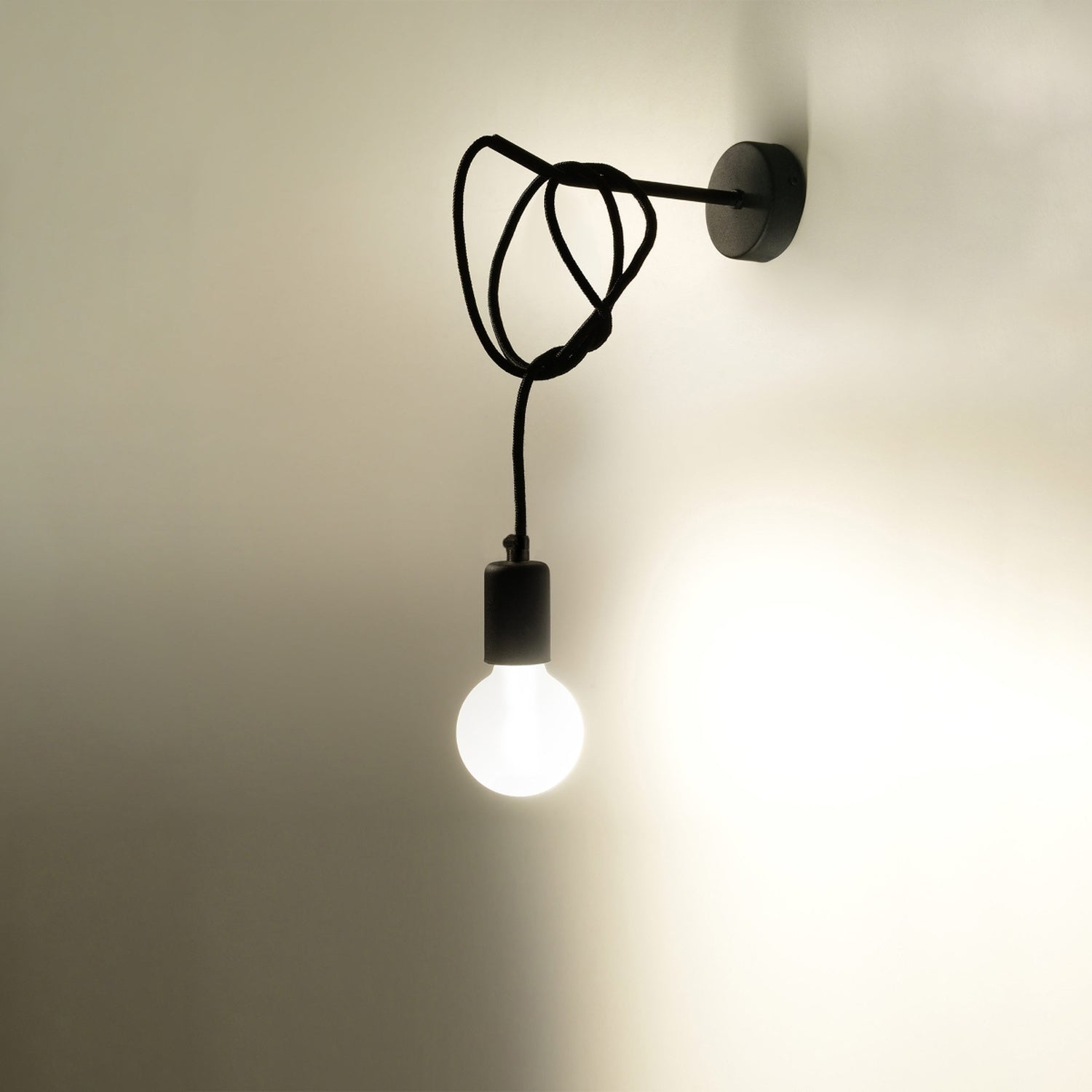 Applique Edison noire allumée, ampoule E27 apparente