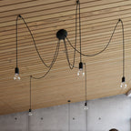 Lampes Edison noires dans un salon loft