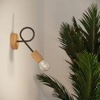 Applique Ember bois et métal noire E27 en situation dans un intérieur