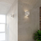 Applique en céramique Leo Line blanche allumée sur un mur