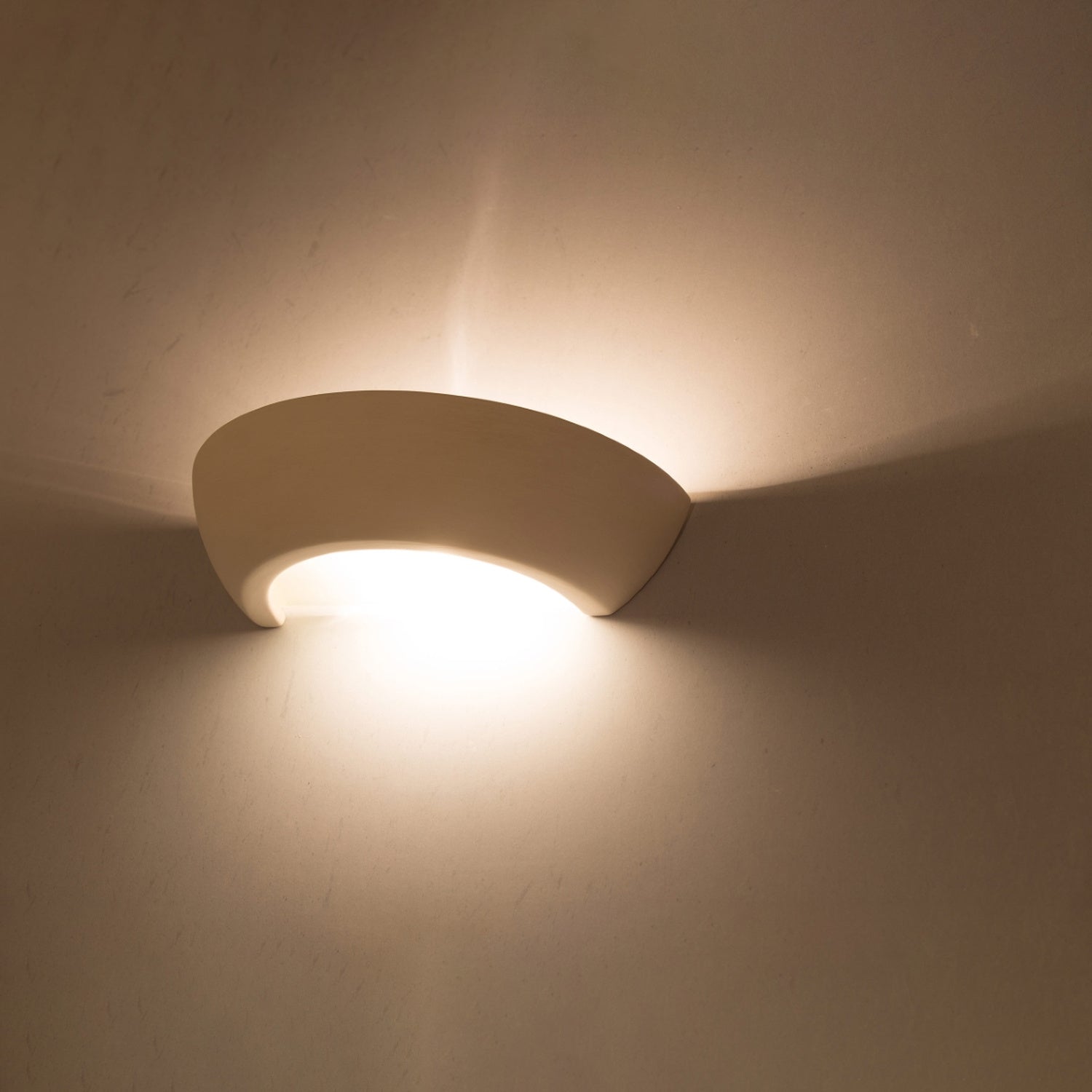Applique Oskar allumée, lumière vers le haut et vers le bas