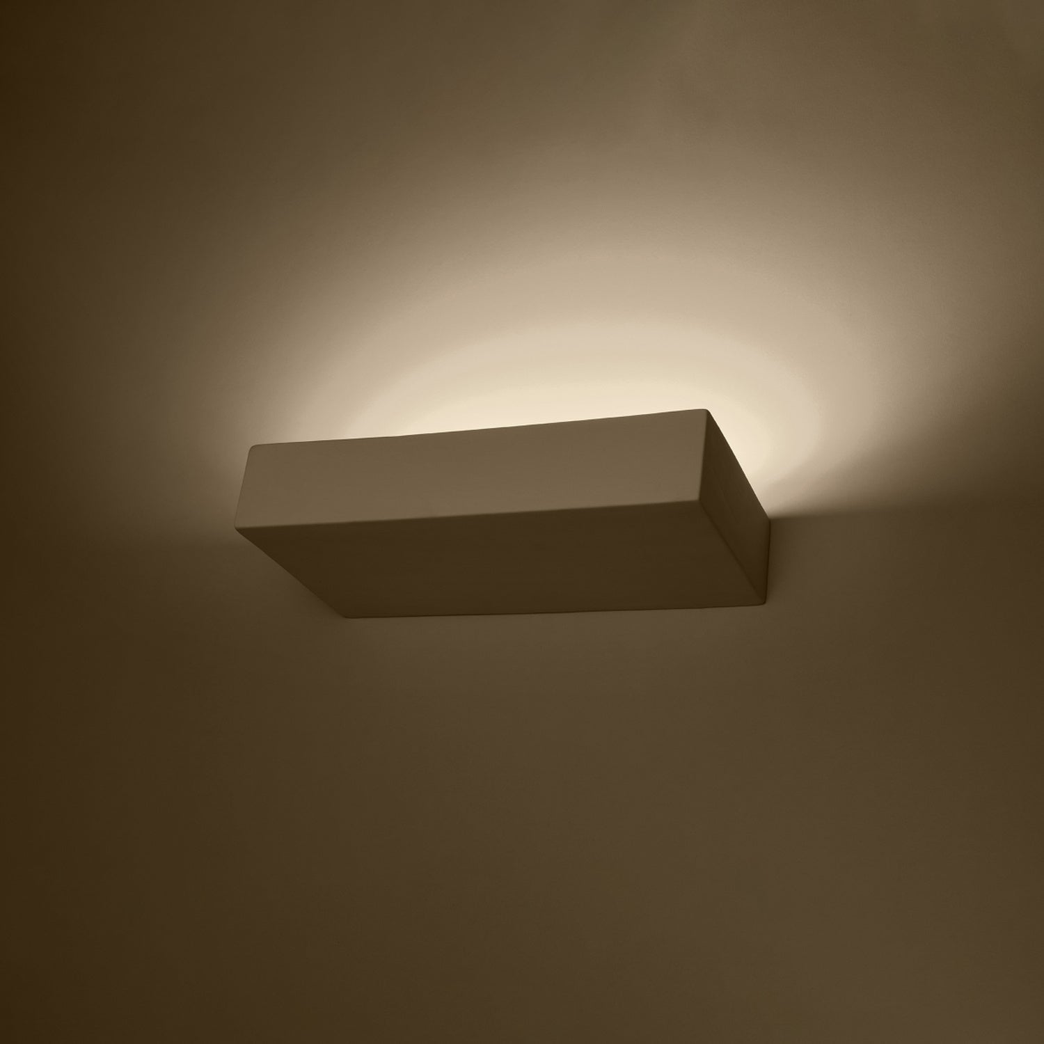Applique en céramique Taugan allumée, lumière vers le bas