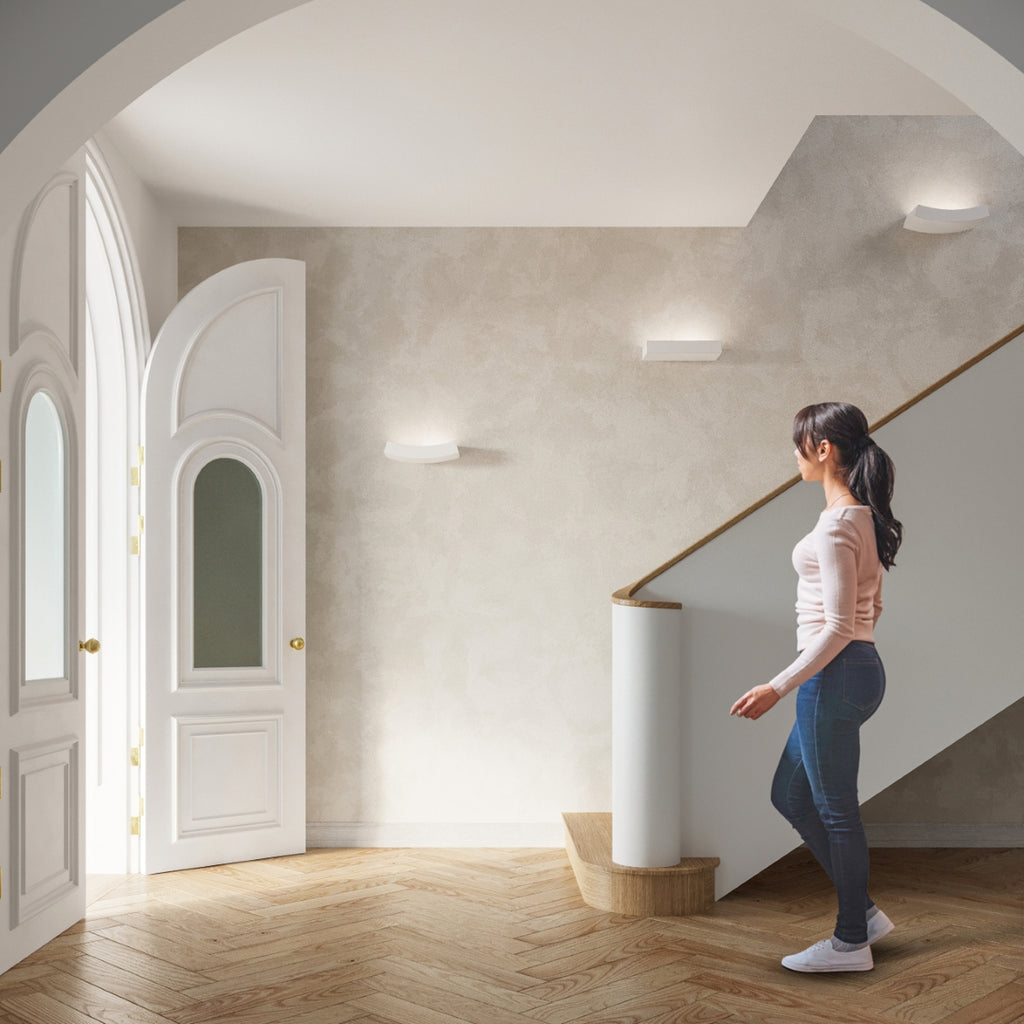 Applique en céramique Taugan blanche dans un intérieur contemporain