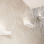 Applique en céramique Taugan blanche dans un salon