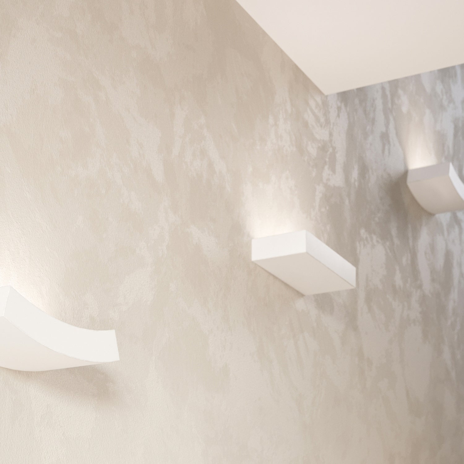 Applique en céramique Taugan blanche dans un salon