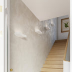 Applique en céramique Taugan blanche dans un couloir