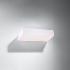 Applique en céramique Taugan blanche à peindre, vue de profil montrant la saillie