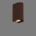 Applique Badia corten de trois quarts sur fond gris source allumée en partie basse