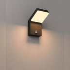 Applique Fiss allumée sur un mur clair lumière chaude dirigée vers le bas