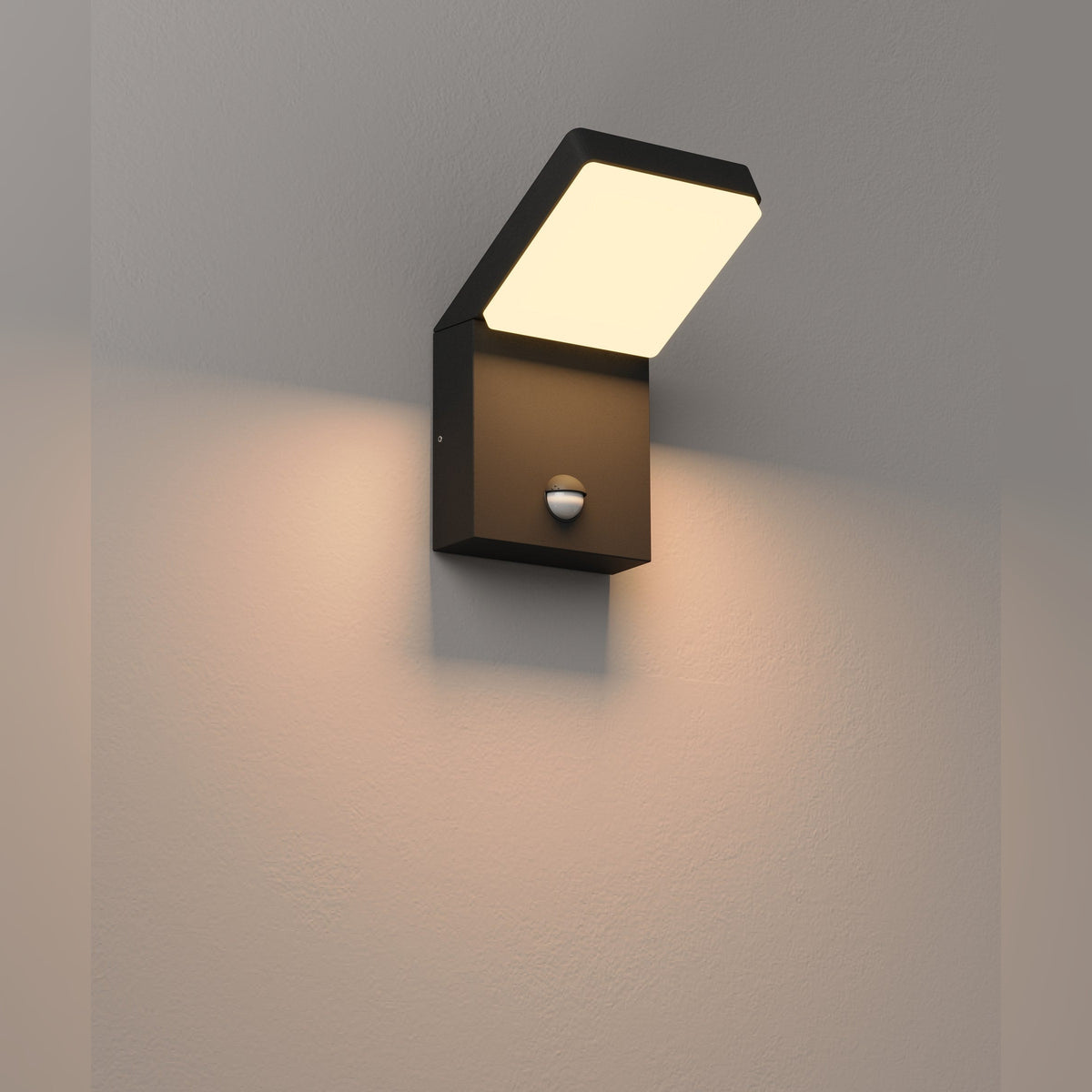 Applique Fiss allumée sur un mur clair lumière chaude dirigée vers le bas
