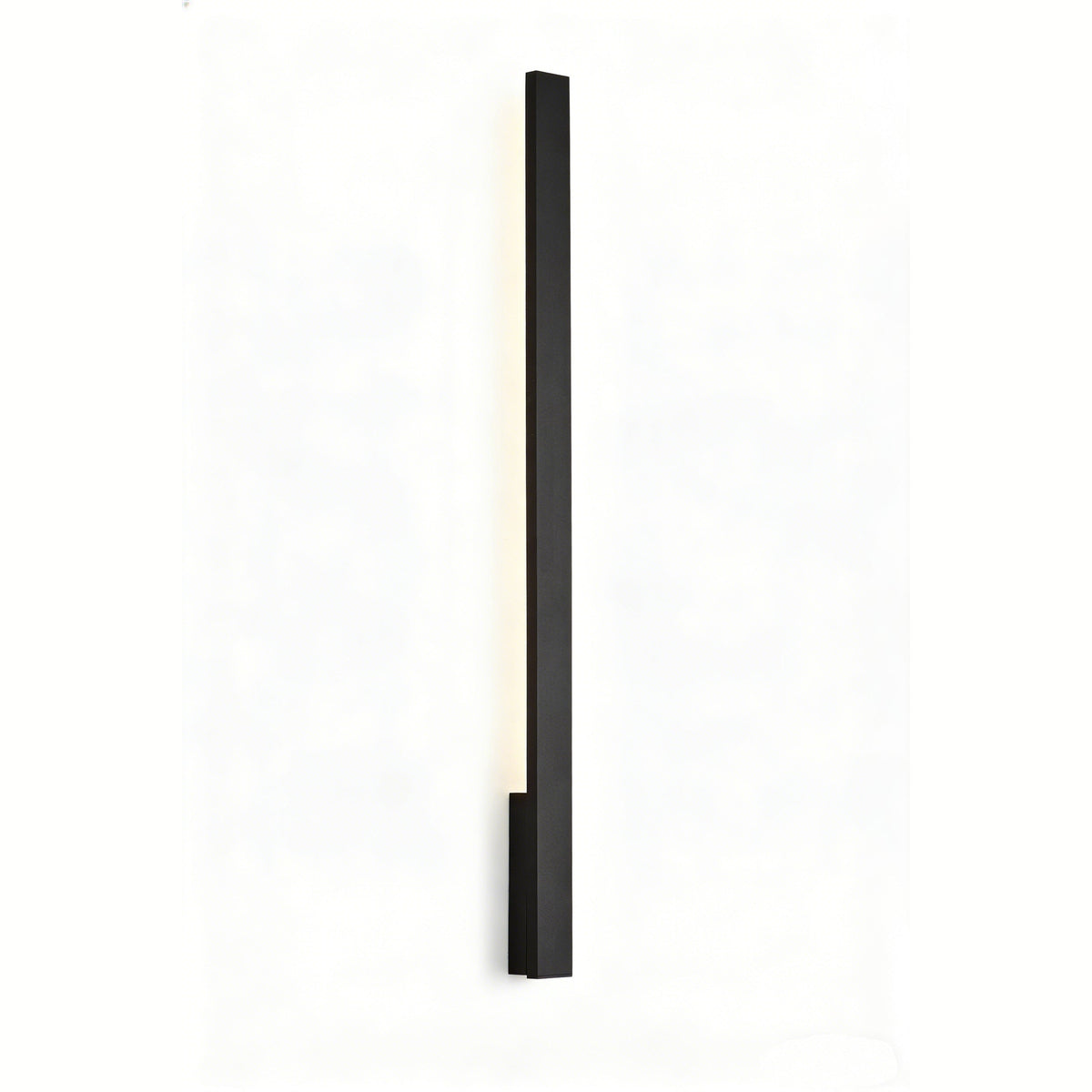 Applique extérieure Kaprun H 100 cm vue de trois quarts sur fond blanc avec son long profil noir