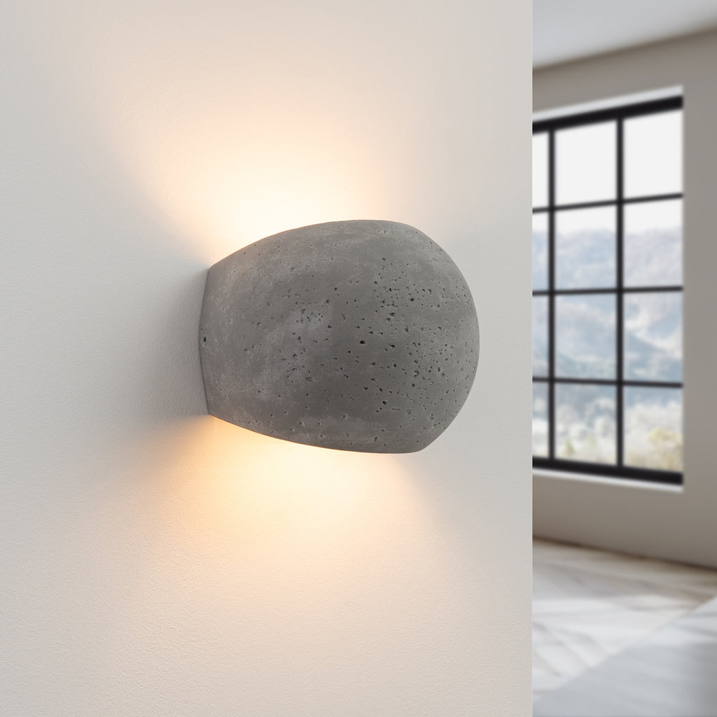 Applique Globe béton G9 allumée, double nappe de lumière sur le mur