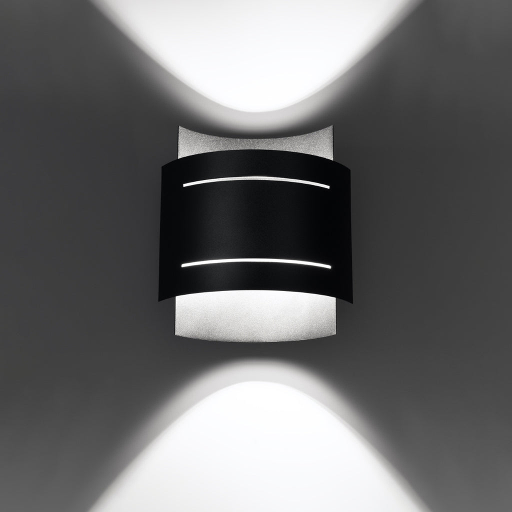 Applique Hestia acier noir allumée, deux halos vers le haut et le bas