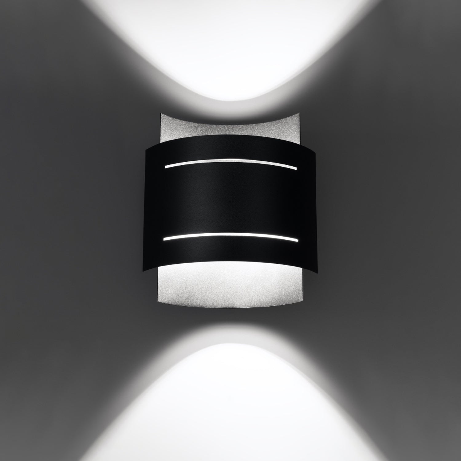 Applique Hestia acier noir allumée, deux halos vers le haut et le bas