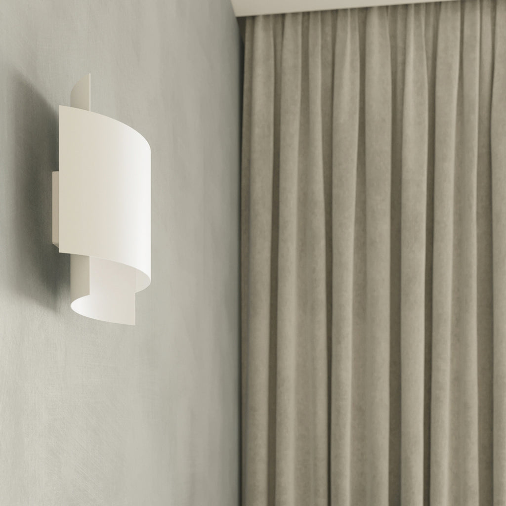 Applique Impact en acier blanc en situation dans une décoration soignée