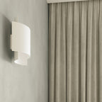 Applique Impact en acier blanc en situation dans une décoration soignée