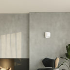 Applique Impact en acier blanc dans un intérieur contemporain