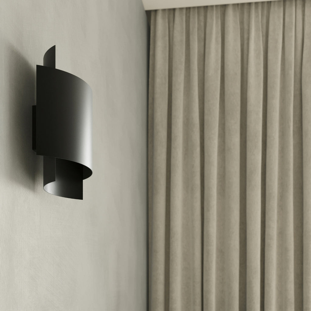 Applique Impact en acier noir en situation dans une décoration soignée