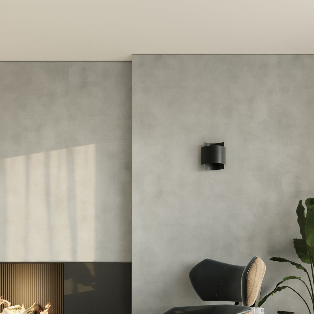Applique Impact en acier noir dans un intérieur contemporain