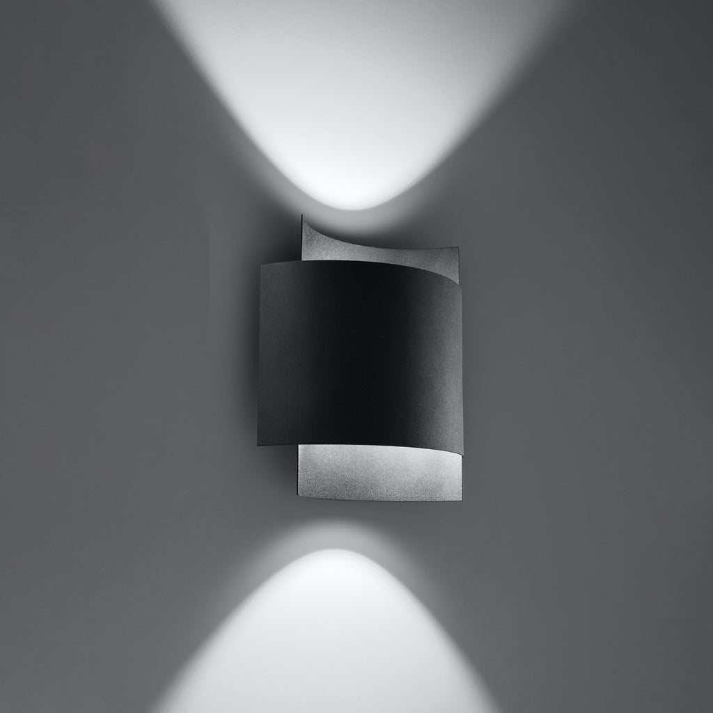 Applique Impact en acier noir allumée, lumière vers le haut et vers le bas