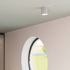 Applique Inez grise en situation, jeu de lumière sur le mur