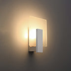 Applique Lappo bois blanc allumée, halo doux diffusé par le verre opale