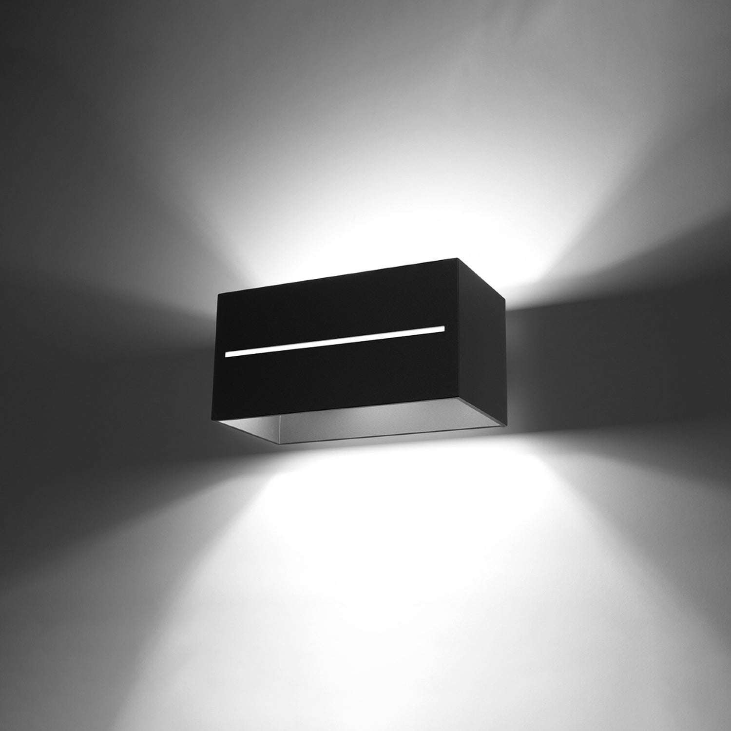 Applique Lobo Maxi aluminium noir allumée, lumière montante et descendante et fente lumineuse