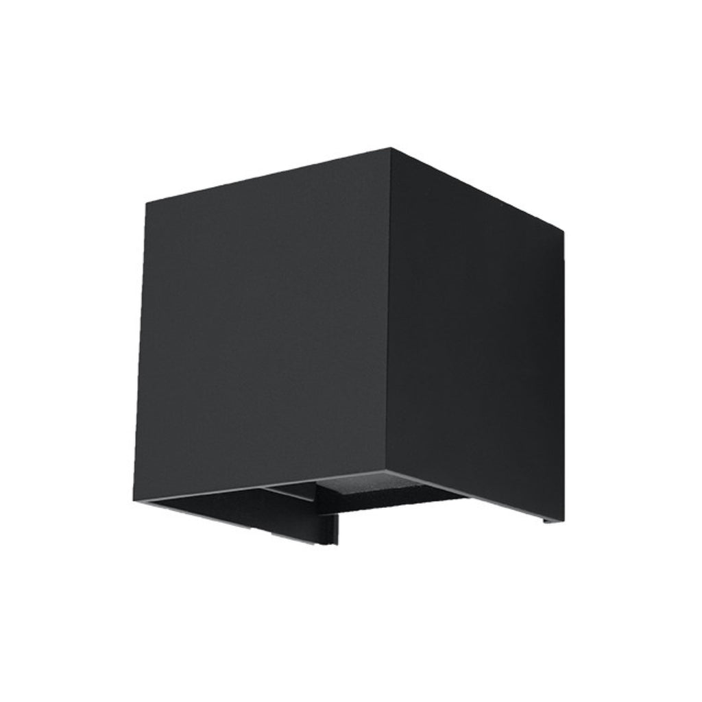 Applique Luca en aluminium noir vue de trois quarts, éteinte