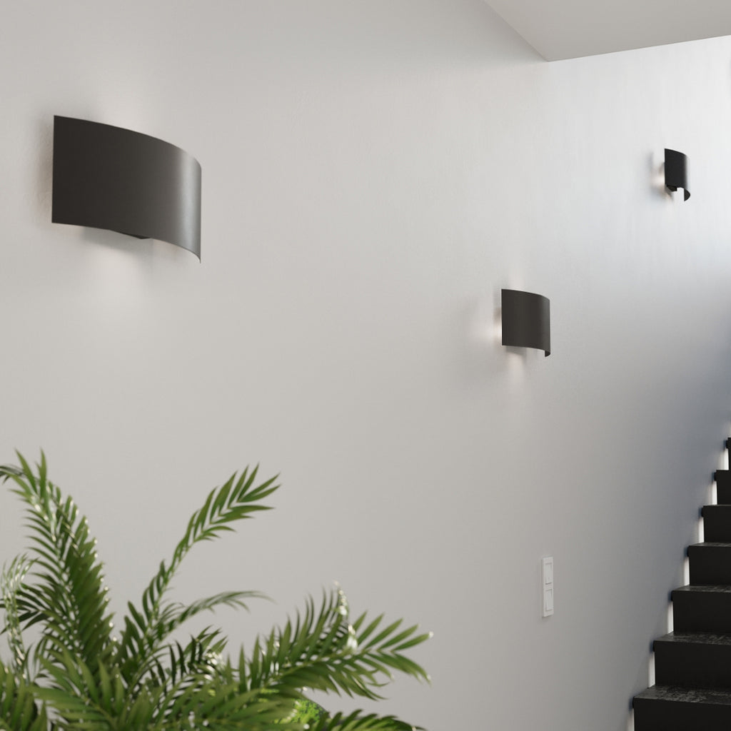 Applique Magnus acier noir, double halo sur le mur