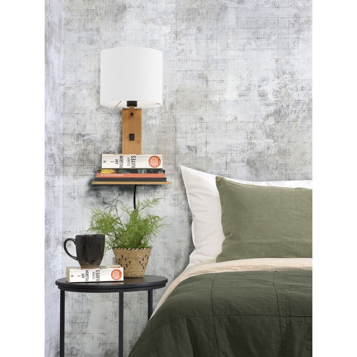 Applique Andes Bambou naturel à abat-jour Lin blanc en chevet au-dessus d'une petite table ronde à côté d'un lit