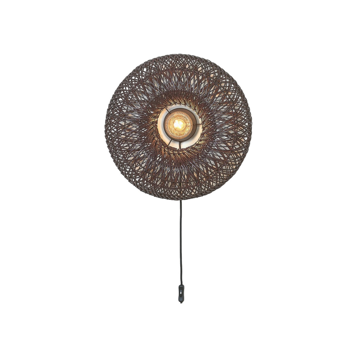 Applique murale Arizona bambou bordeaux disque tressé ajouré avec ampoule au centre et câble à interrupteur sur fond blanc