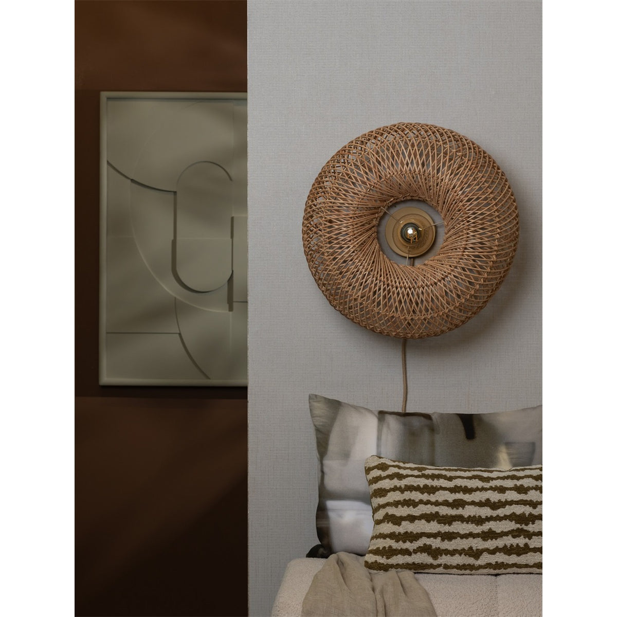 Applique murale Arizona bambou naturel éteinte au-dessus d'une banquette garnie de coussins