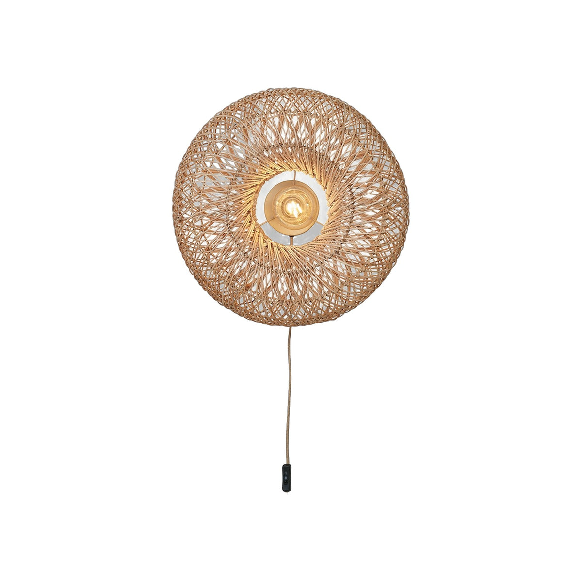 Applique murale Arizona bambou naturel disque tressé ajouré avec ampoule au centre et câble à interrupteur sur fond blanc