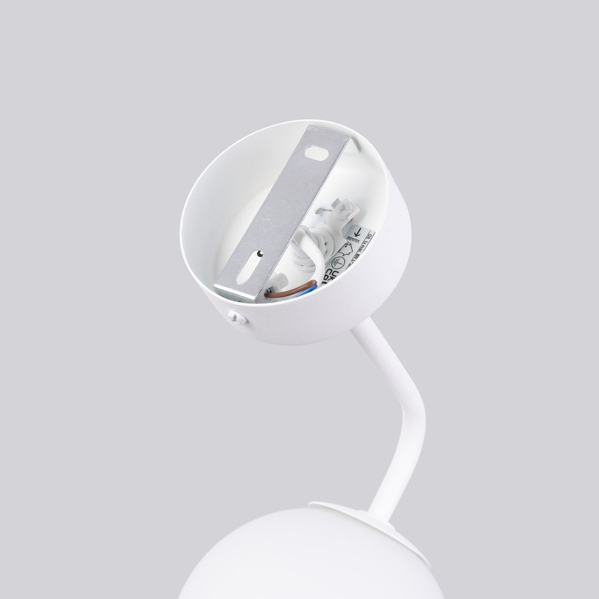 Platine ouverte de l'applique Astral métal blanc avec sa patte de fixation et son bornier
