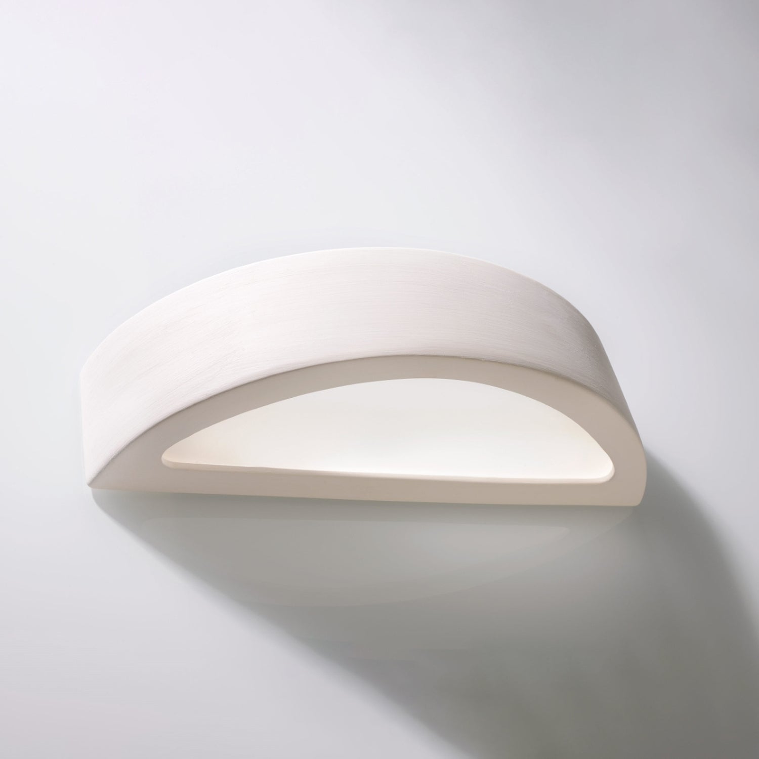 Applique murale Atena blanche vue de face céramique mate diffuseur en verre sablé