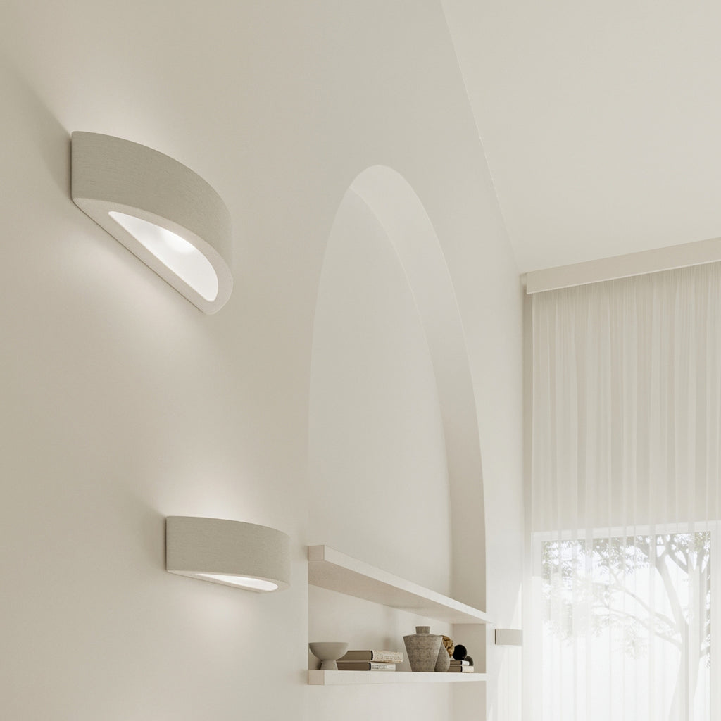 Applique Atena blanche halo lumineux enveloppant sur mur clair