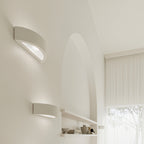 Applique Atena blanche halo lumineux enveloppant sur mur clair