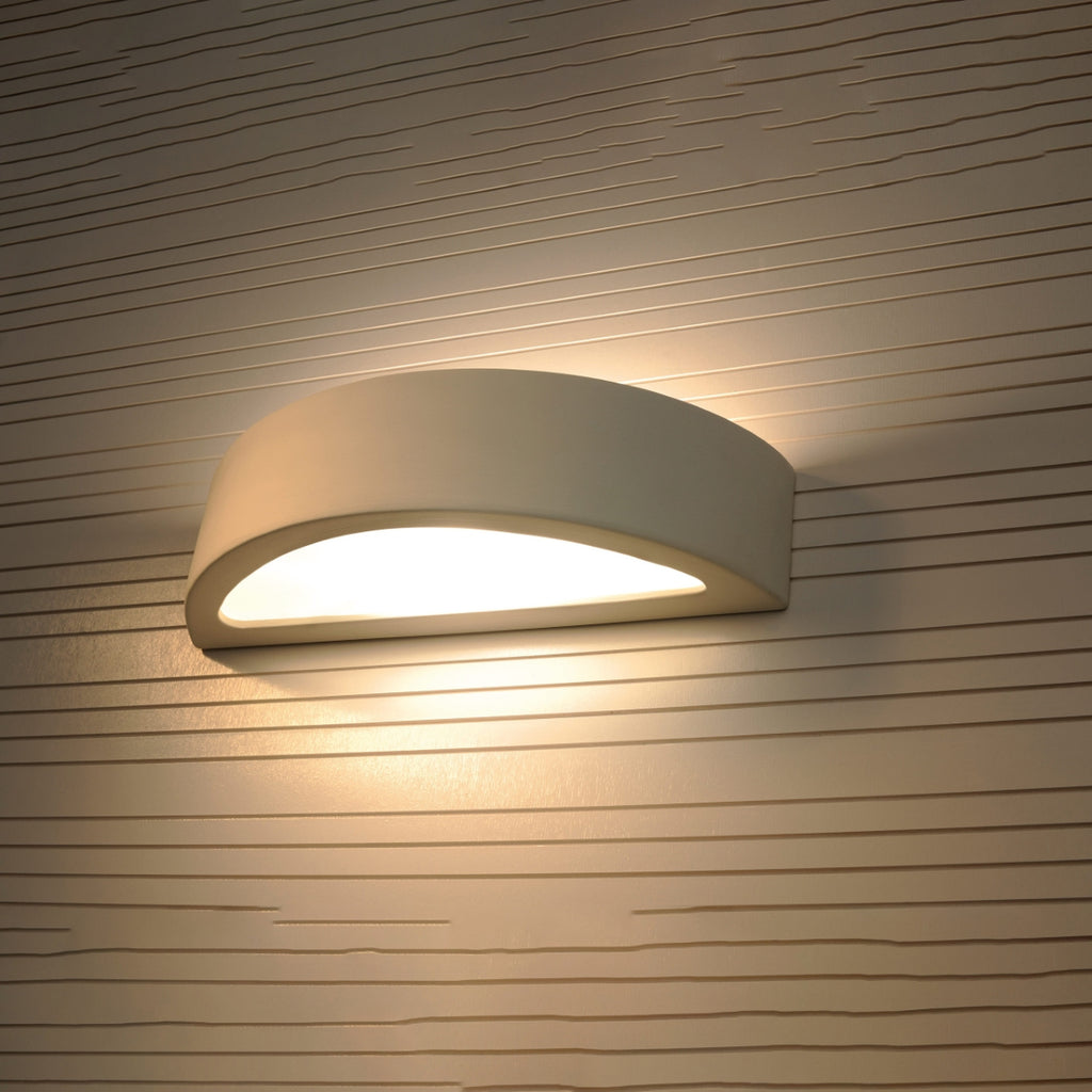 Applique Atena céramique blanche vue de profil lumière diffusée vers le haut et le bas