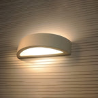 Applique Atena céramique blanche vue de profil lumière diffusée vers le haut et le bas