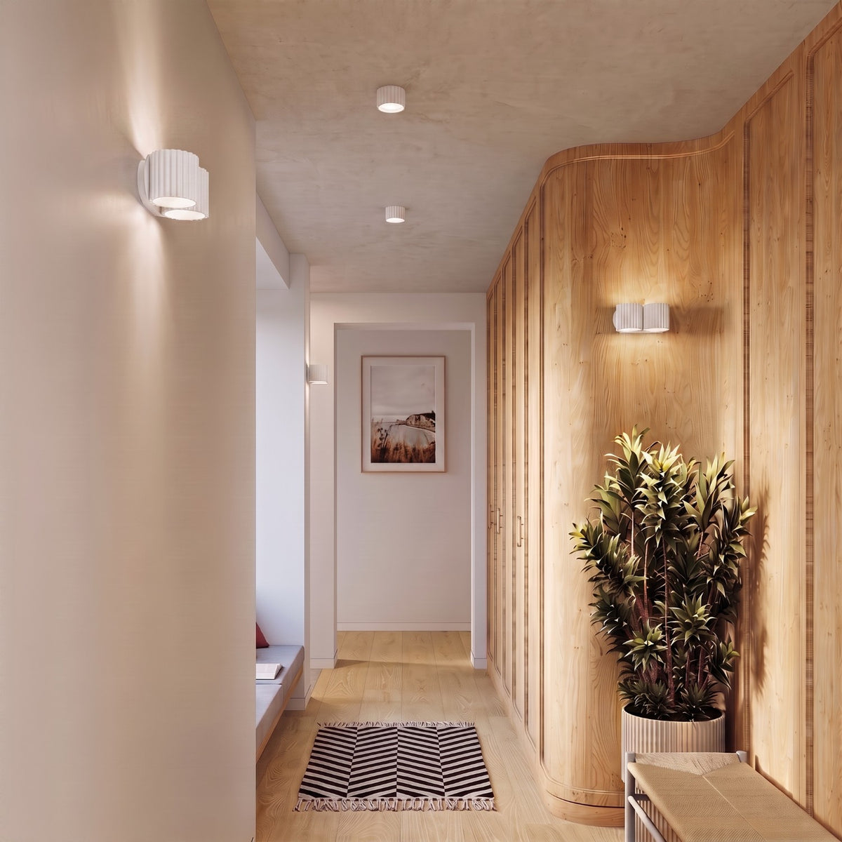 Applique murale Aura 2 en laque blanche allumée dans un couloir bordé de rangements en bois
