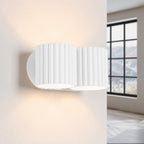 Applique murale Aura 2 en laque blanche allumée avec ses halos vers le haut et vers le bas