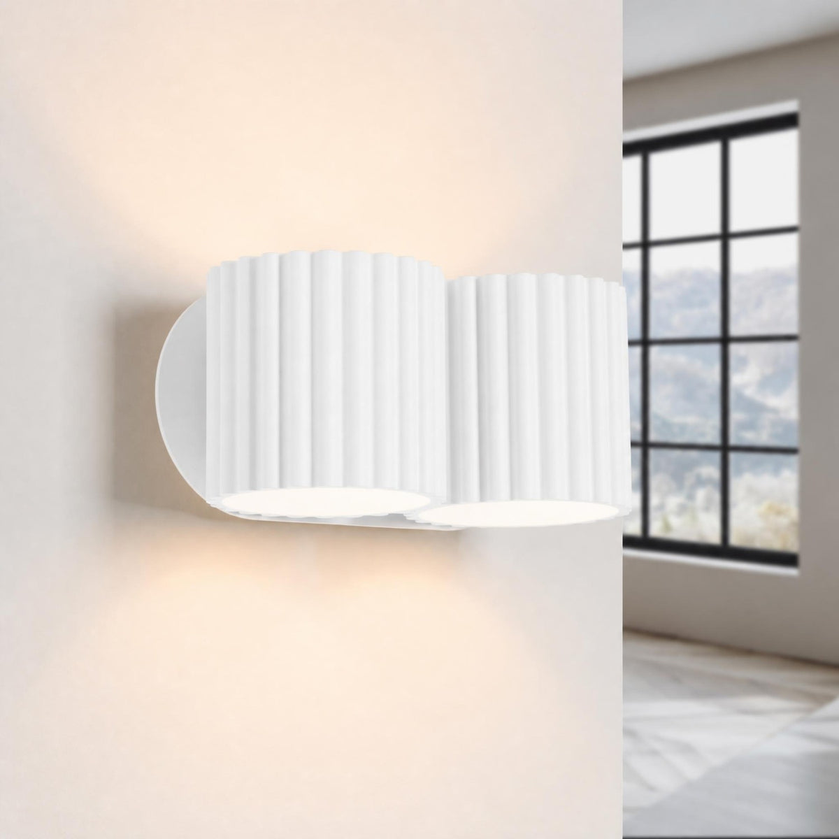 Applique murale Aura 2 en laque blanche allumée avec ses halos vers le haut et vers le bas
