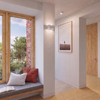Applique murale Aura 2 en laque blanche allumée dans une entrée au-dessus d'une banquette