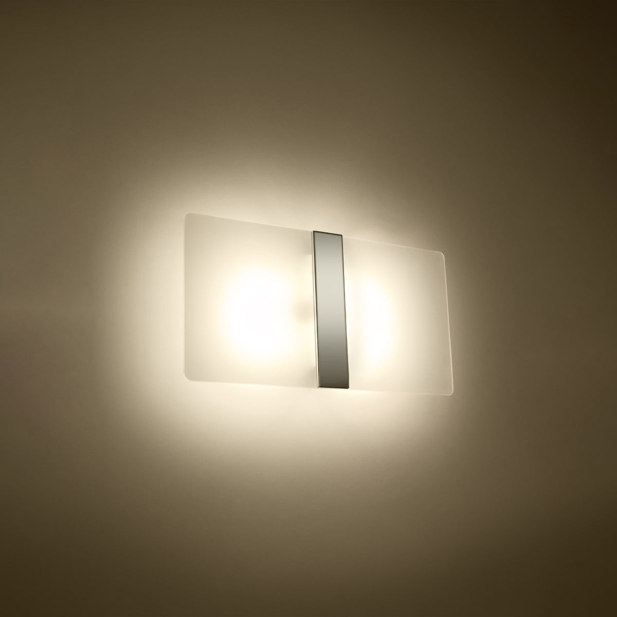 Applique Azalia allumée avec ses deux sources diffusées derrière le verre blanc et un halo sur le mur