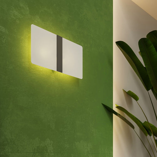 Applique Azalia allumée sur un mur vert avec un halo autour de la plaque