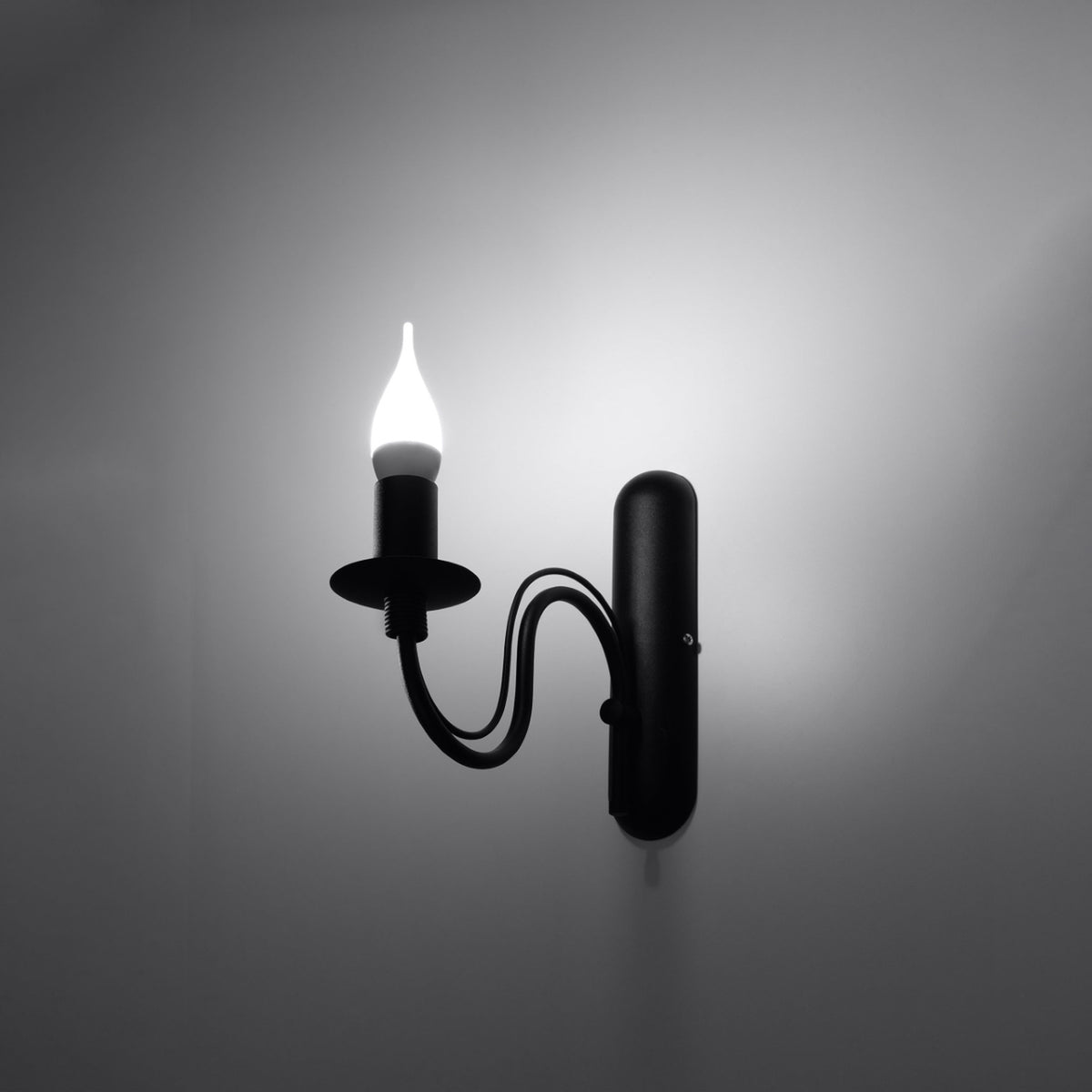Applique Minerwa en métal noir allumée avec son ampoule flamme