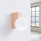 Applique Bulbo posée globe en bas sous son bloc de bois naturel