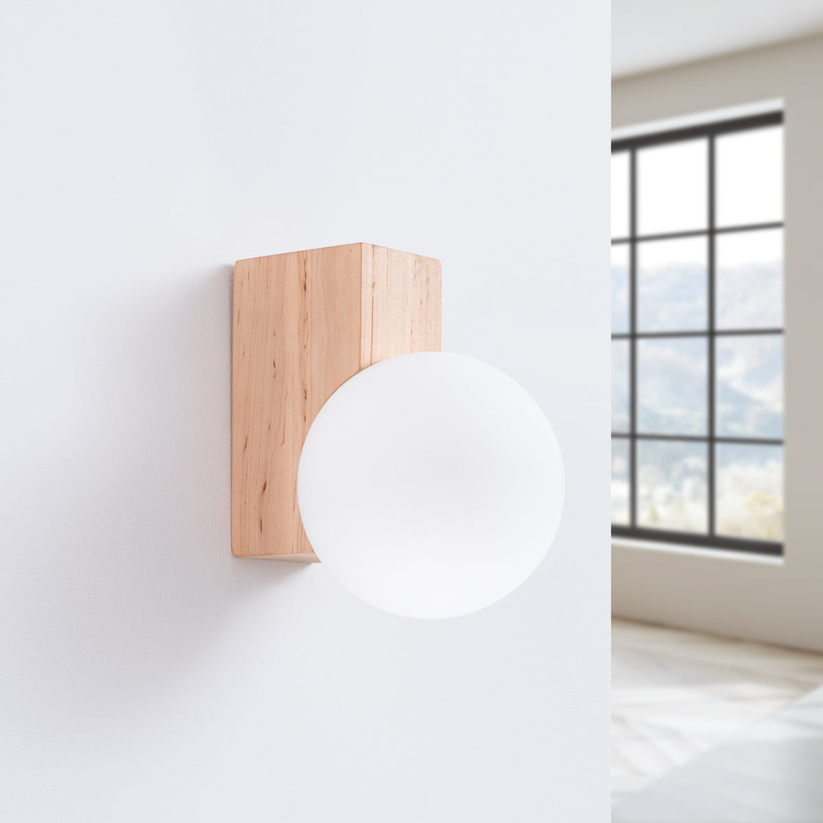 Applique Bulbo posée globe en bas sous son bloc de bois naturel