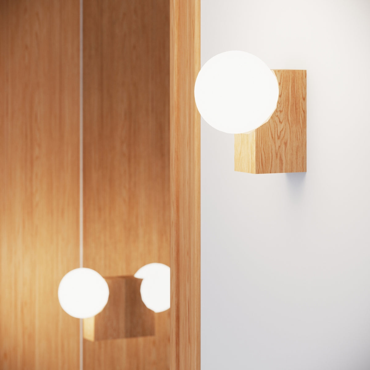 Applique Bulbo et son reflet dans un miroir encadré de bois