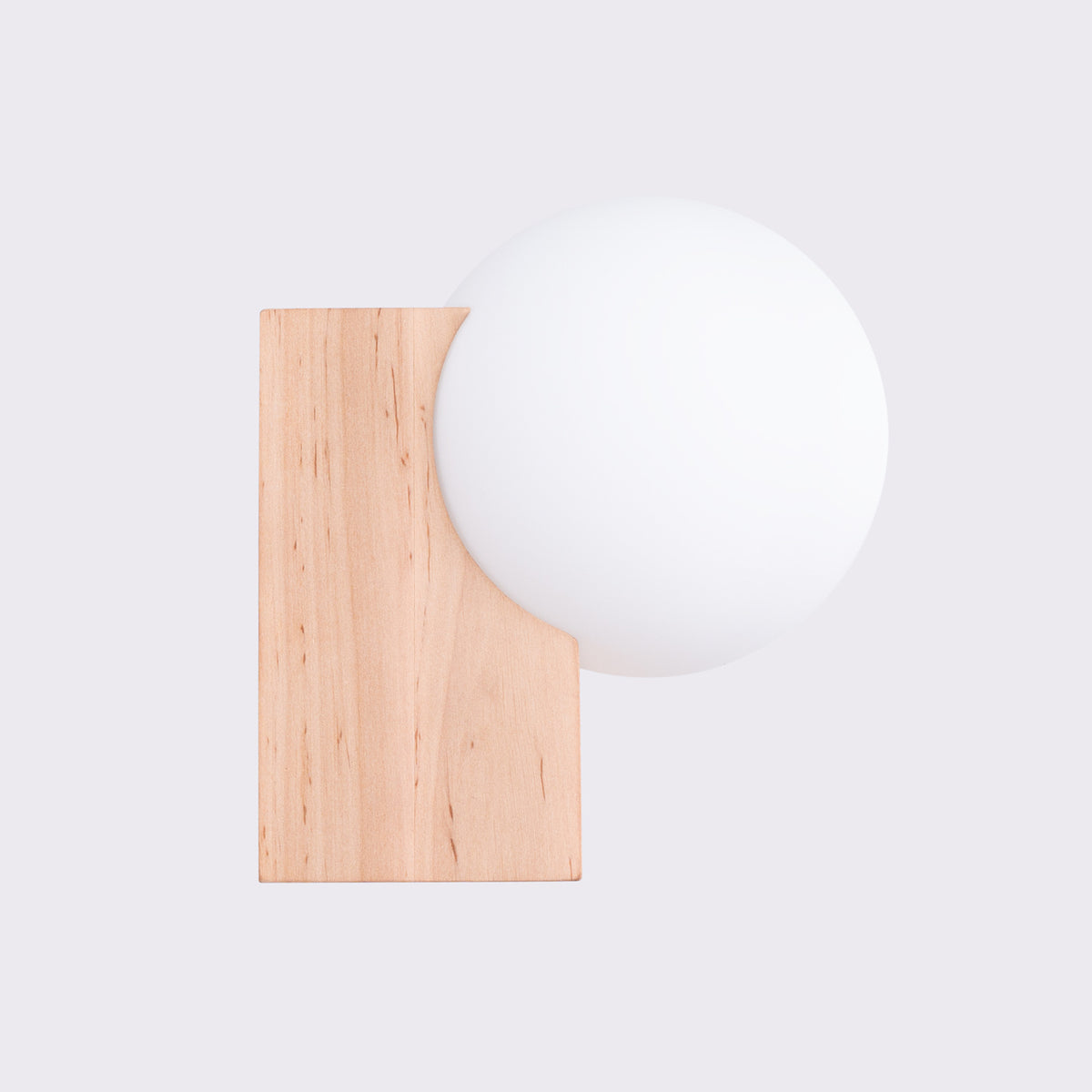 Applique Bulbo vue de face avec globe opale et bloc de bois naturel